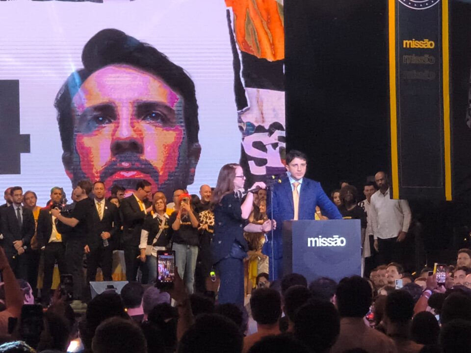 Flávio está sendo preparado para perder para o Lula, diz Renan Santos