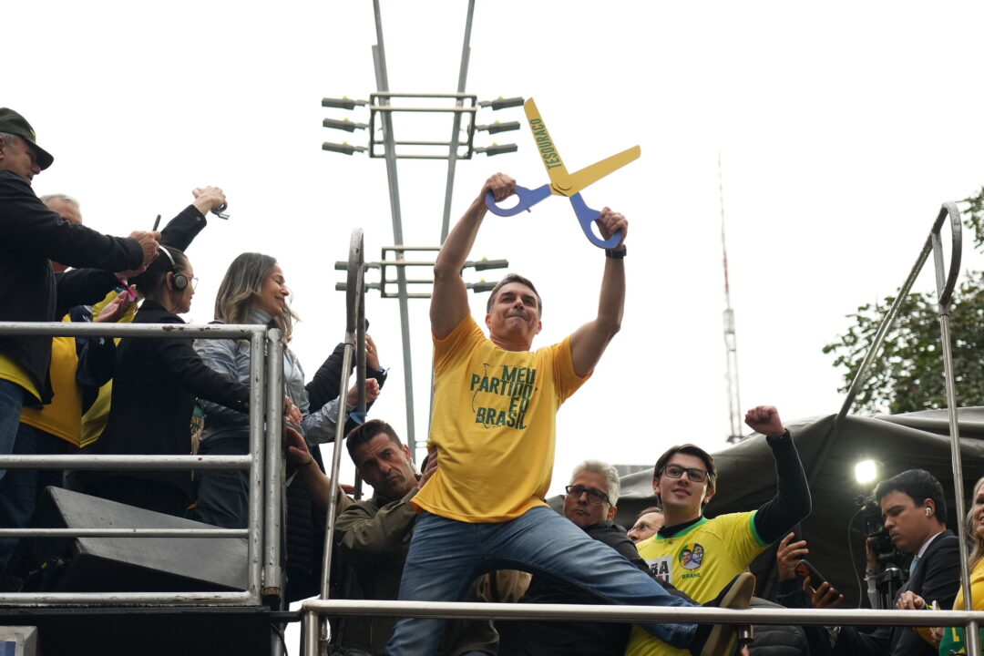 “Os caras vão dar um golpe e é pelo Dino”, diz Flávio
