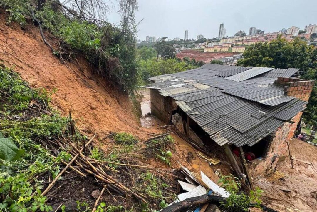 Ciclone provoca mortes no Paraná e alerta em SP