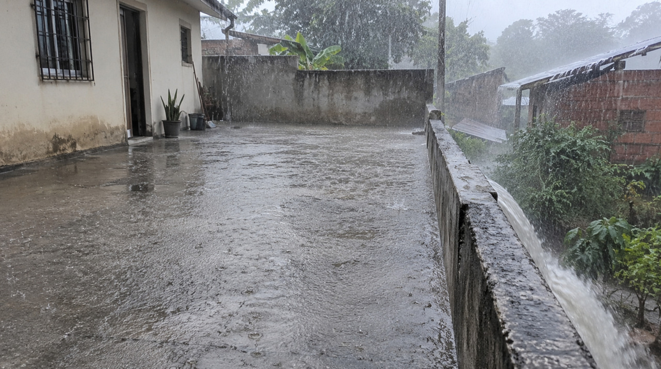Homem concretiza todo o quintal para acabar com a lama, mas, após a primeira chuva forte, a água passa a escoar para o imóvel vizinho e invade a área de serviço