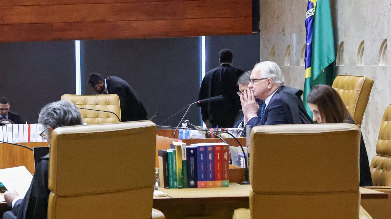 Ministros aposentados do STF manifestam apoio a Fachin em nota