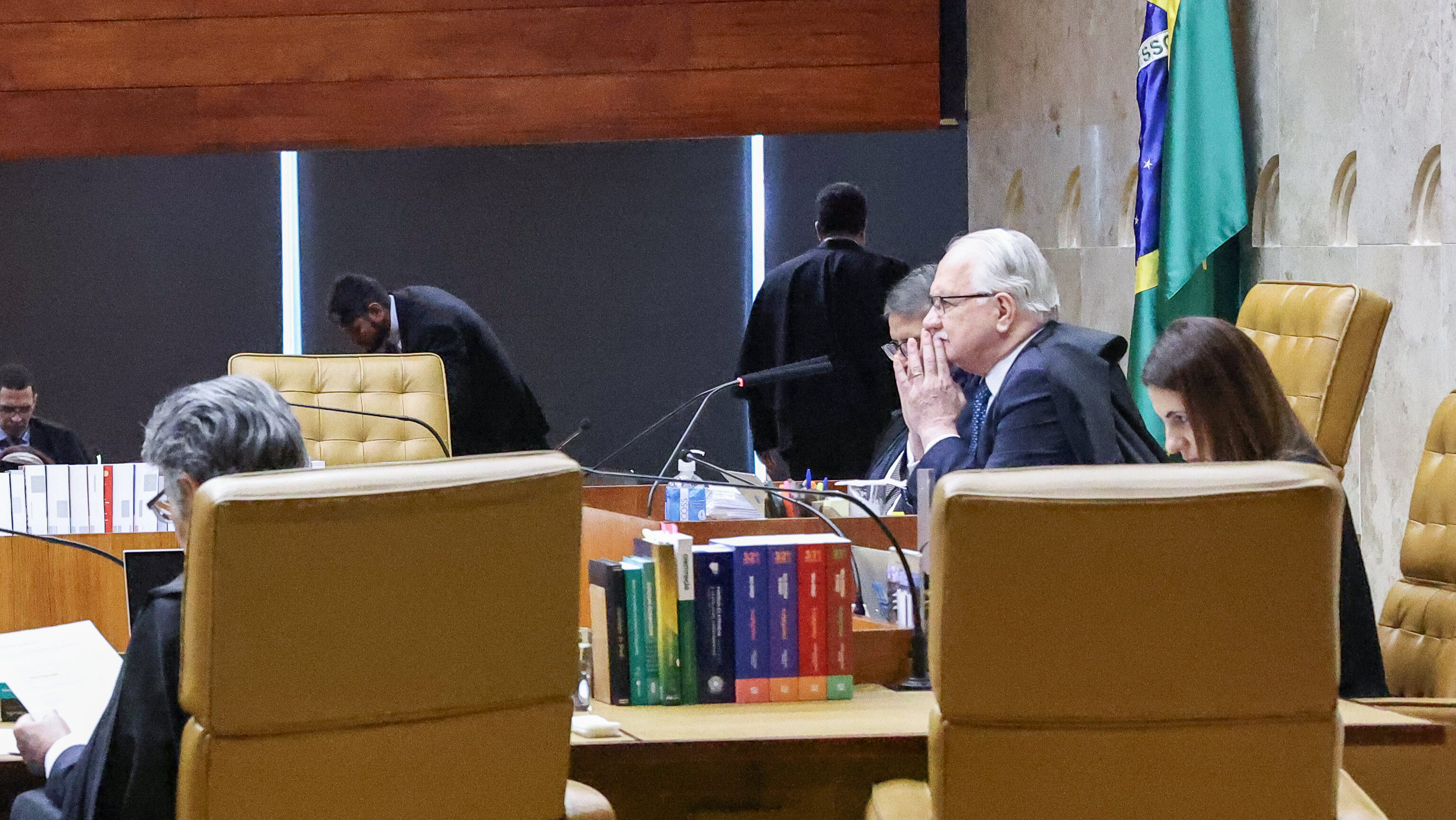 Ministros aposentados do STF manifestam apoio a Fachin em nota
