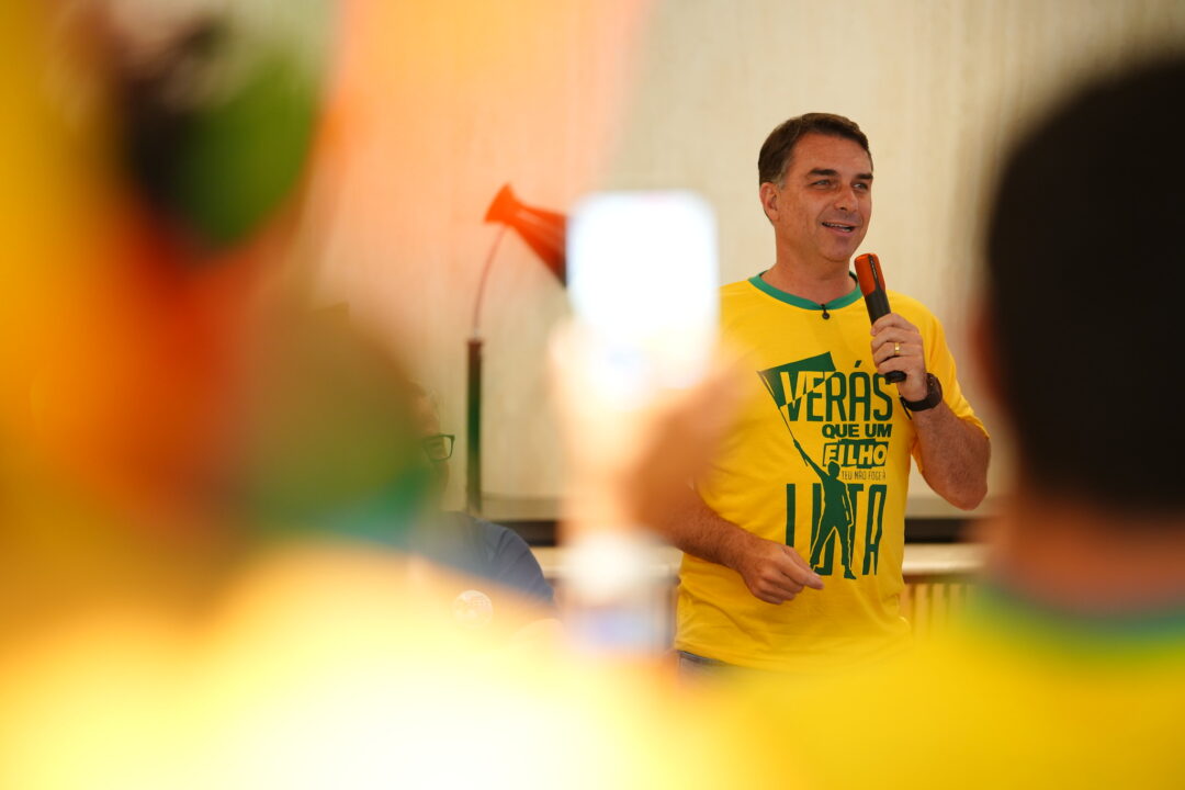 Flávio promete manter reajuste de Lula no Bolsa Família