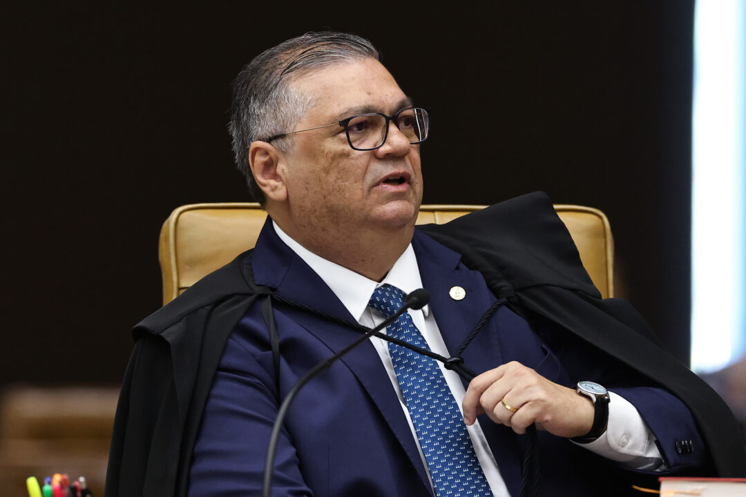 A extraordinária cara de pau de Dino