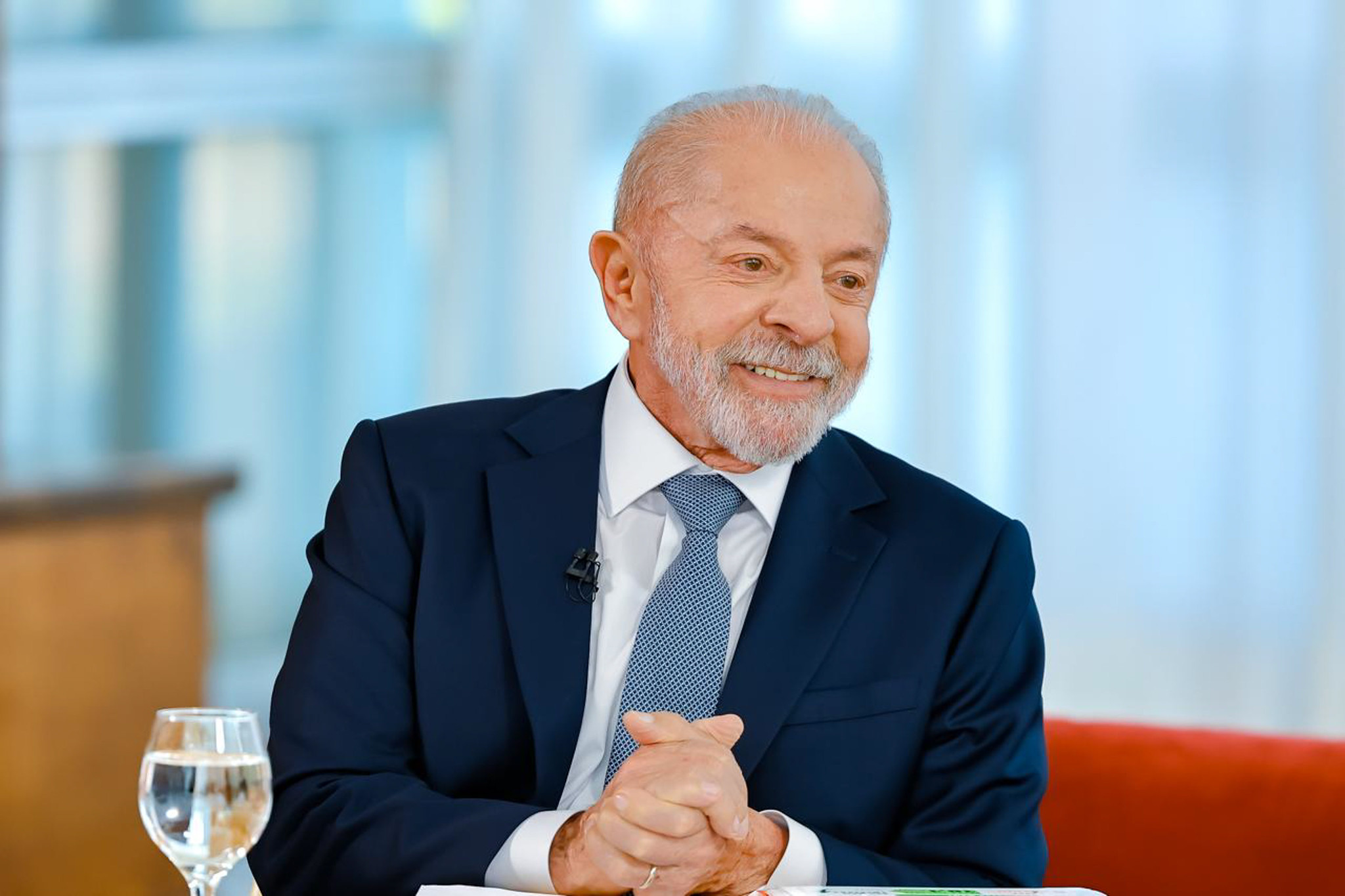 “Quando o cara coloca toga, vira Deus”, diz Lula sobre ministros do STF