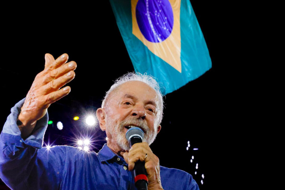 Lula liga para Dino durante ato de campanha