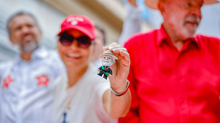 Boneco de Lula exibido por Janja