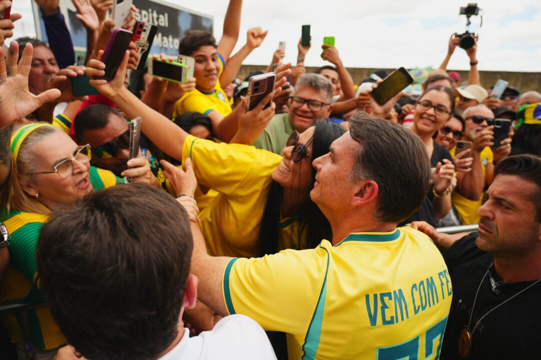 Flávio Bolsonaro se apresenta como “próximo presidente” no Maranhão