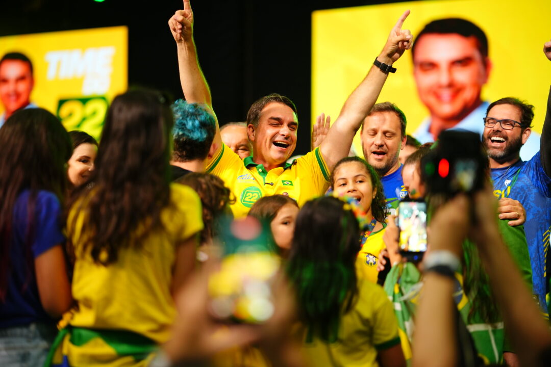 Flávio encerra campanha no Rio em redutos eleitorais de Paes