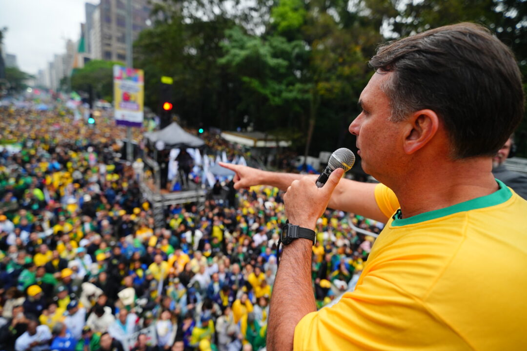 “Espero que Fachin tome uma decisão hoje”, diz Flávio Bolsonaro