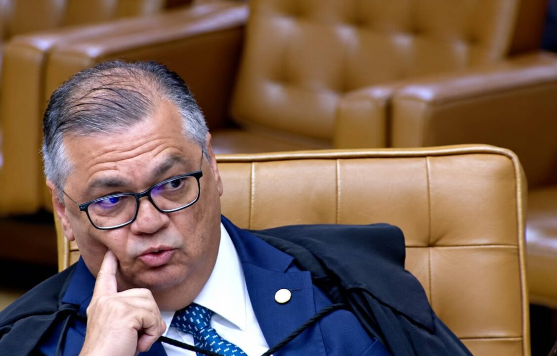 Dino manda apurar elo do Master com cemitérios, mas barra investigação de Mendonça