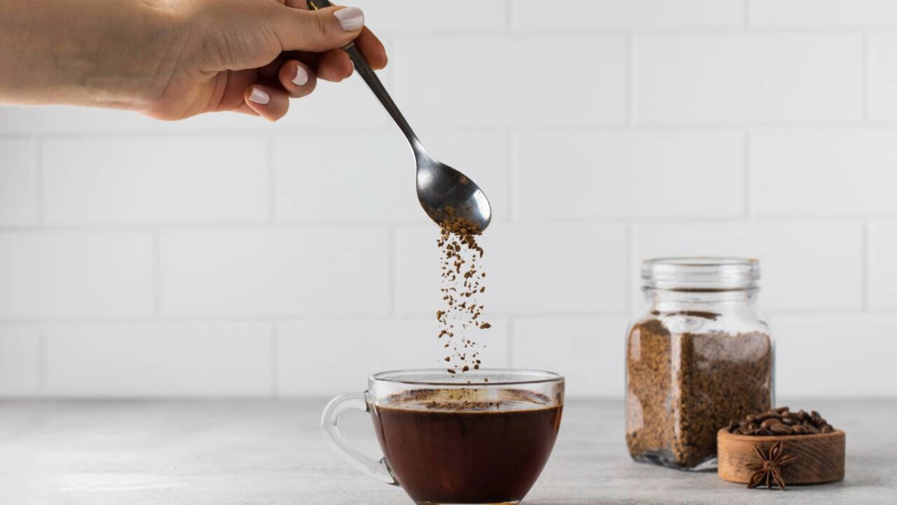 A Profeco analisou 39 marcas de café solúvel em mais de 2 mil testes e conclui que Nescafé e outras grandes marcas estão entre aquelas que atendem aos mais altos padrões de pureza