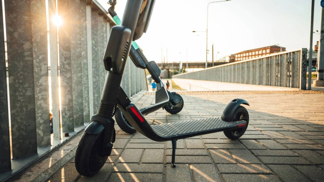 A partir de 1º de outubro, será multado quem dirigir um patinete elétrico e for menor de 15 anos, embora o valor precise ser pago pelos pais dos menores