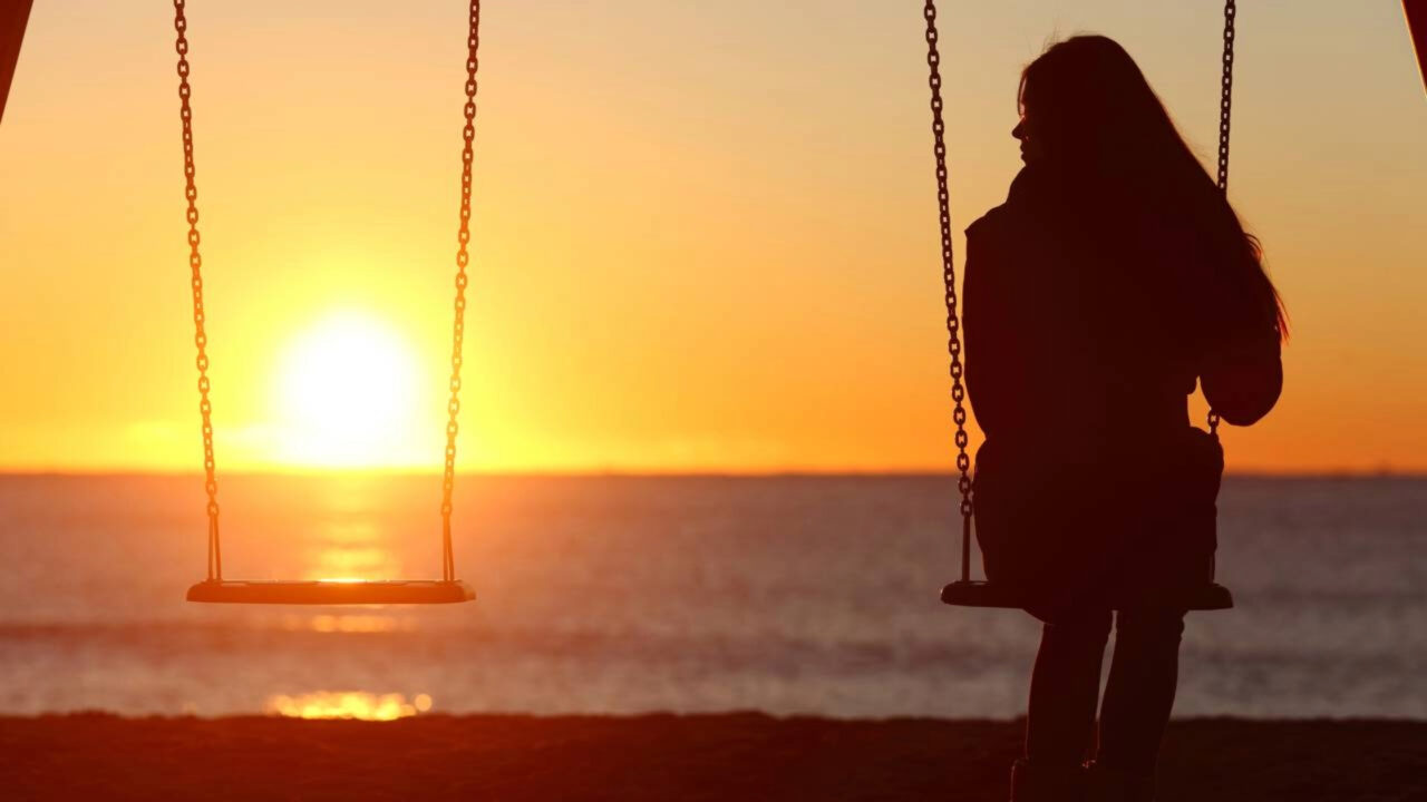 A psicologia confirma que pessoas que preferem a solidão a uma vida social constante de segunda a sexta não justificam pela desejo de solidão, mas porque sentem que é o único espaço onde podem parar de agir e ser elas mesmas por um tempo