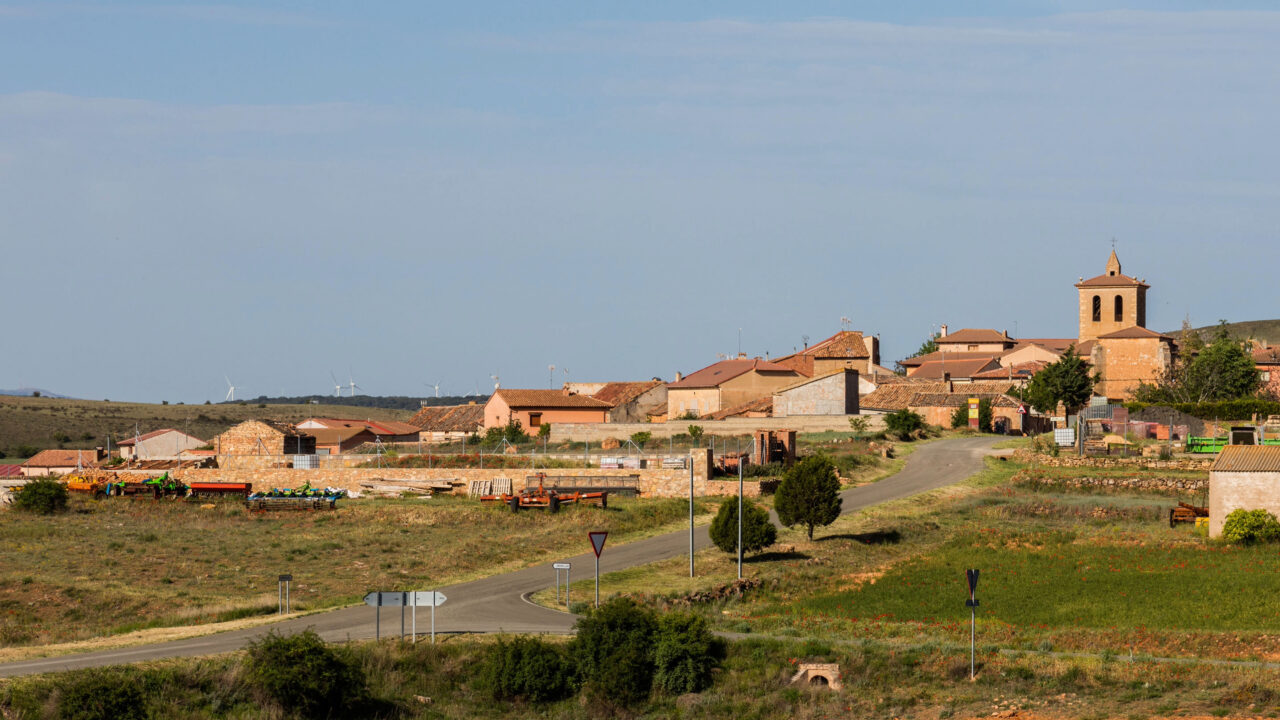 A vila de apenas 40 habitantes que está em busca de vizinhos: oferece moradia gratuita e emprego permanente