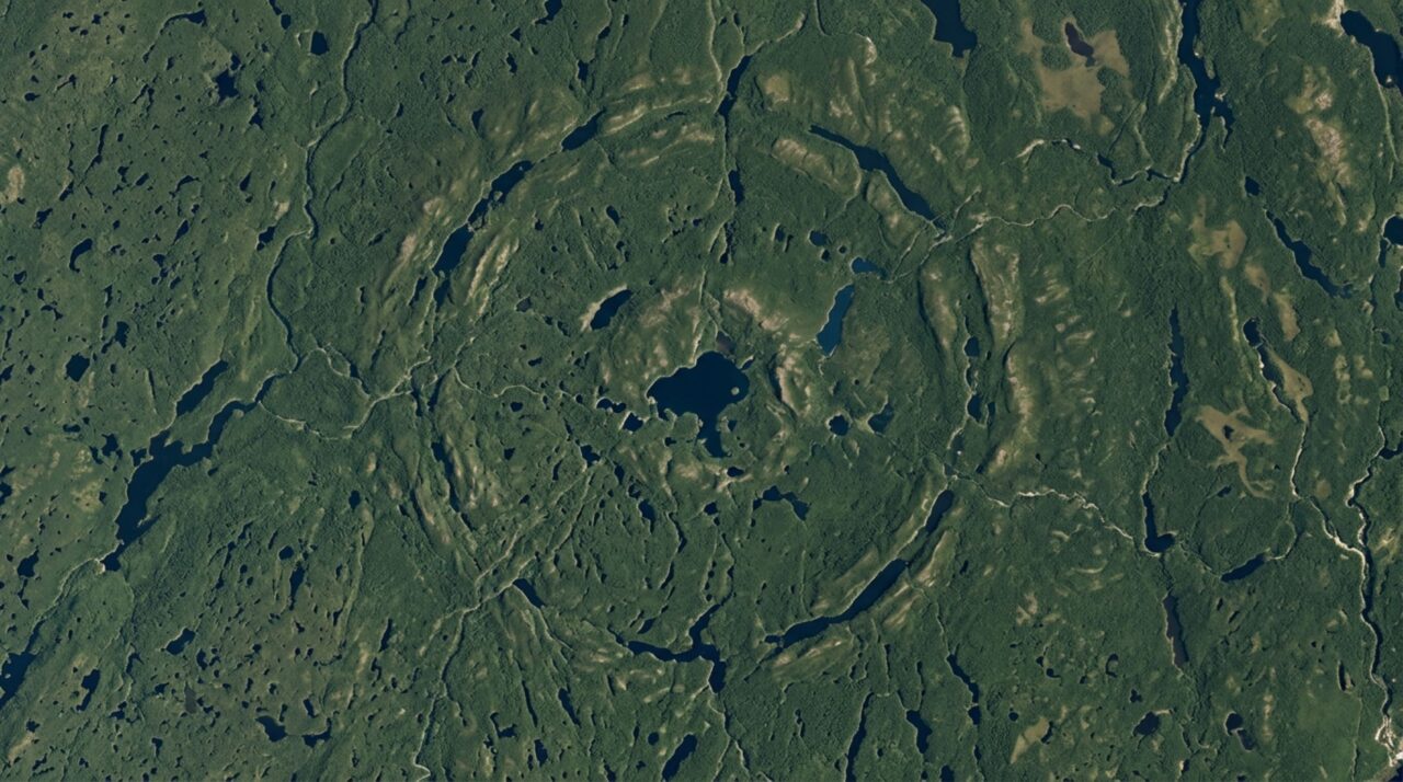 Um campista procurava um lugar no mapa e encontrou uma cratera no Quebec