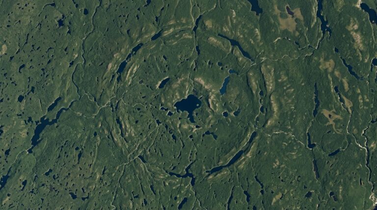 A estrutura circular de Uhackatik aparece de forma sutil entre florestas e lagos do Quebec