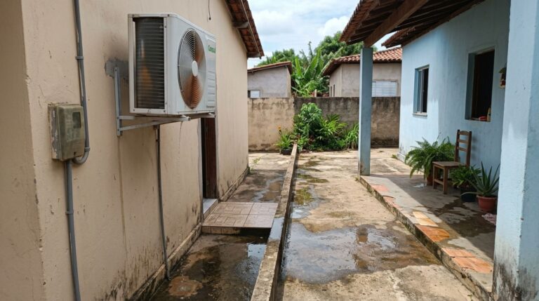Homem instala um ar-condicionado na parede lateral da casa e, no verão seguinte, vizinho reclama que água e ar quente da condensadora passaram a atingir sua varanda