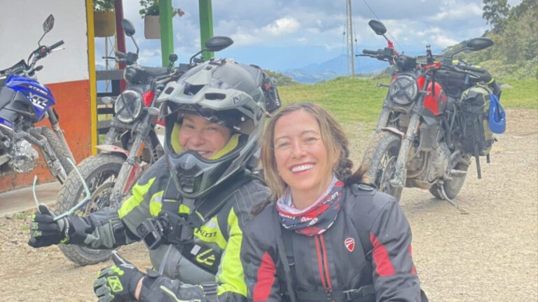 Alicia Sornosa, jornalista e motociclista de 52 anos, percorreu 8.000 km de motocicleta pelo Peru e pela Amazônia O maior perigo era ultrapassar os caminhões, porque você está vários segundos cega