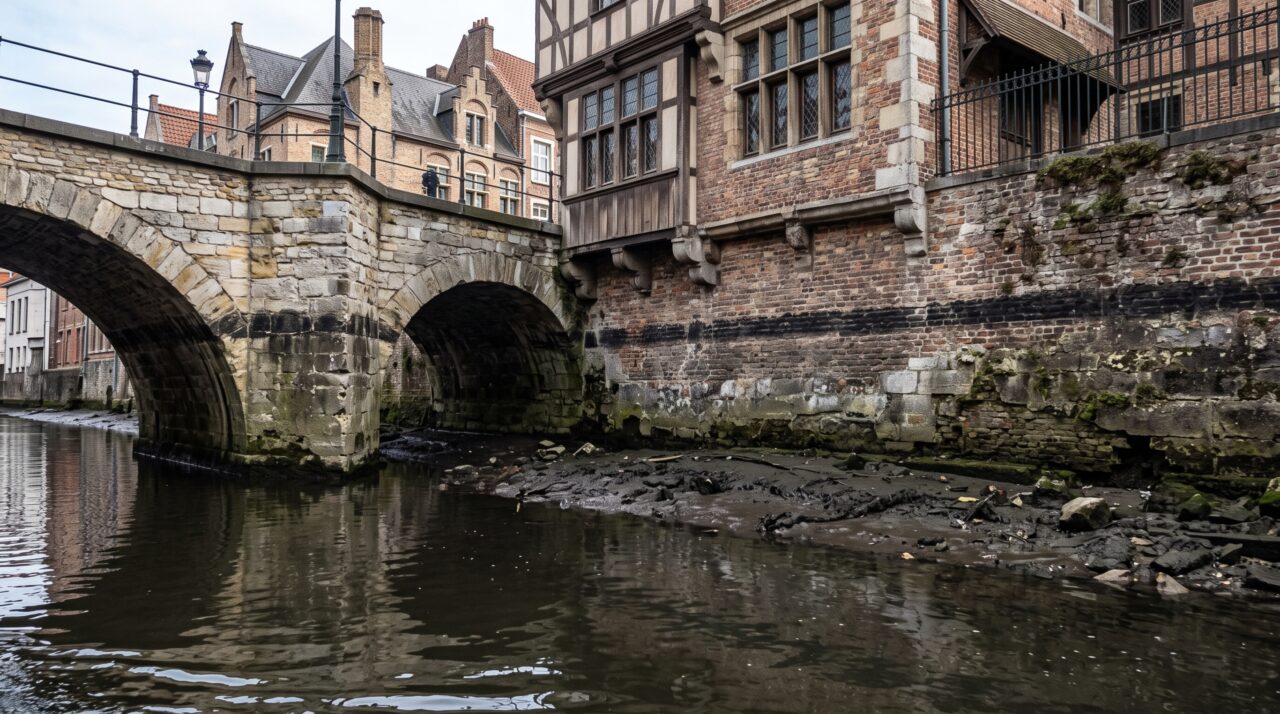 Canais levaram mercadorias ao coração de Bruges e depois o mar se afastou: cidade preservou o cenário medieval quando perdeu força como porto