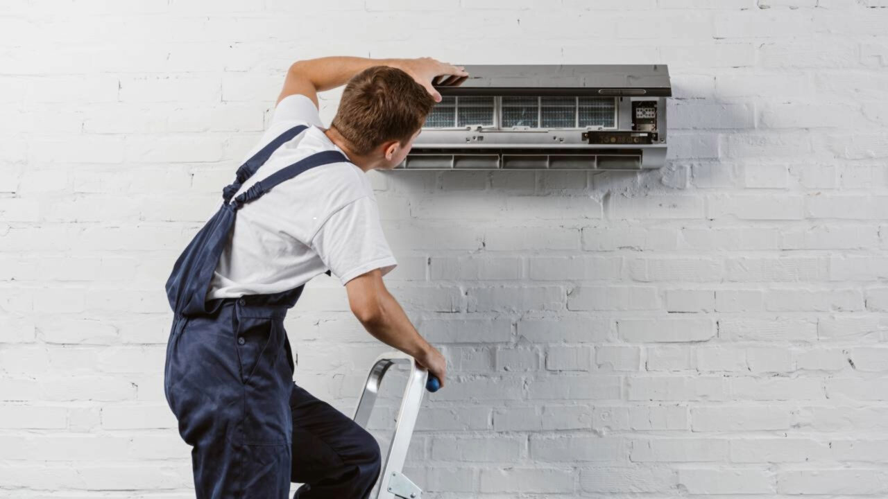 Antes de ligar o ar-condicionado pela primeira vez no calor, técnicos recomendam fazer uma limpeza simples que evita mau cheiro e pode pesar menos na conta de luz