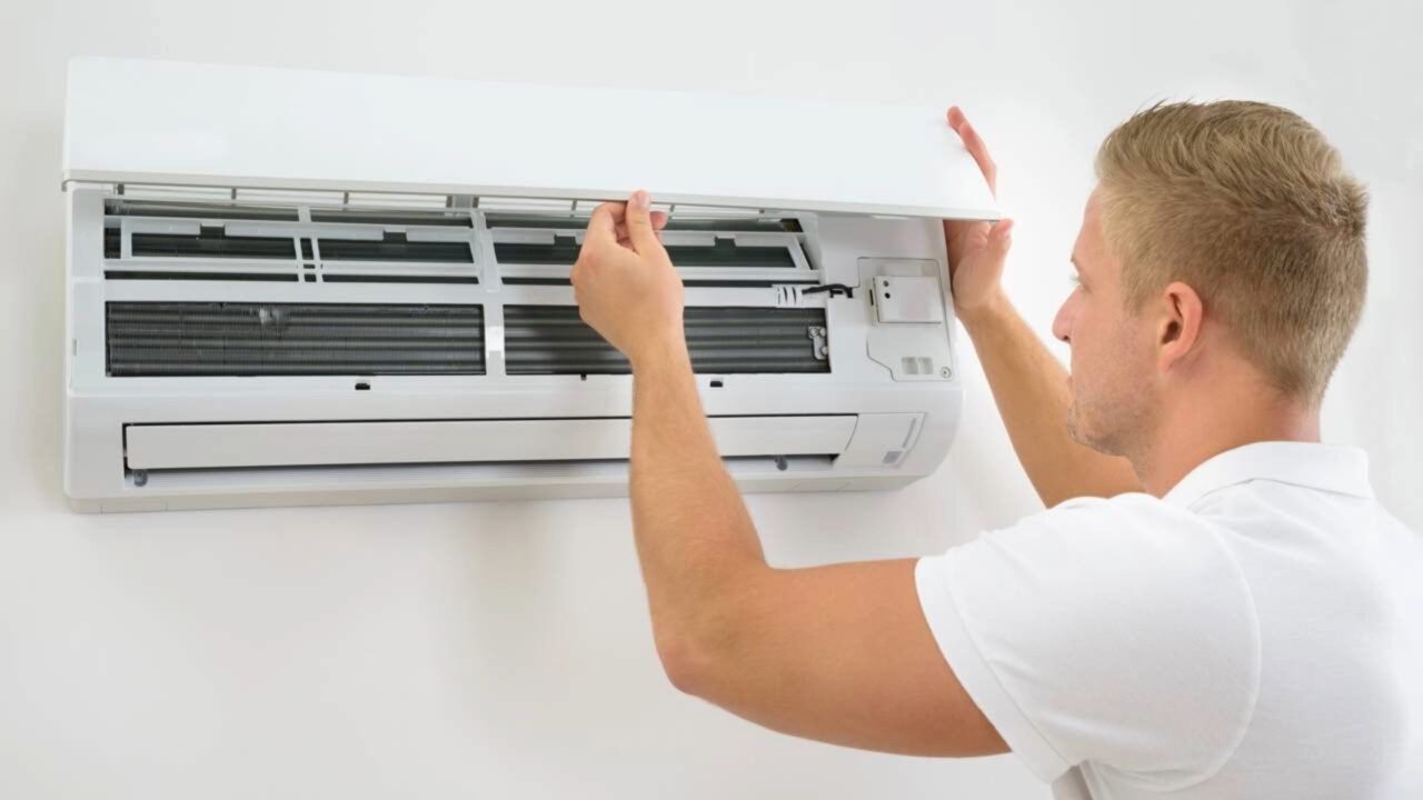 Antes de ligar o ar-condicionado pela primeira vez no calor, técnicos recomendam fazer uma limpeza simples que evita mau cheiro e pode pesar menos na conta de luz