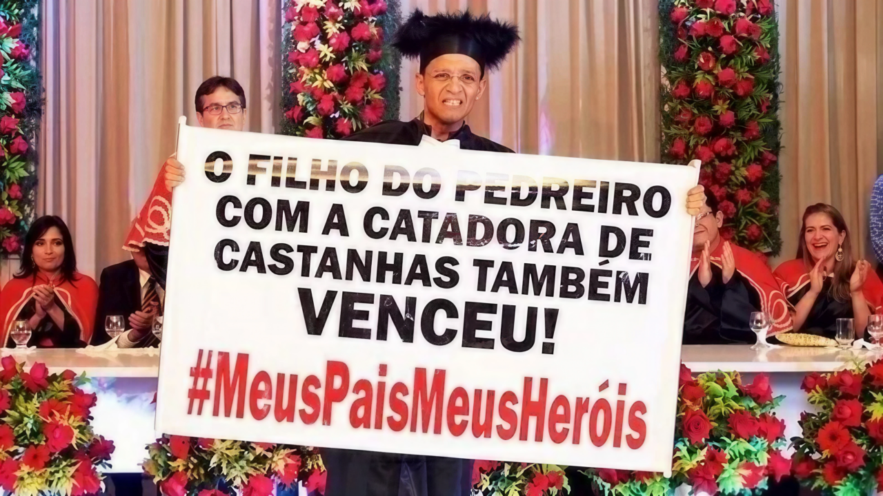 Aos 25 anos, filho de pedreiro e de uma catadora, que começou a trabalhar aos 10 anos e contou com uma bolsa para chegar à faculdade, sobe à colação de grau em Direito vestindo beca e ergue a faixa: “O filho do pedreiro com a catadora de castanhas também venceu”, diante dos pais orgulhosos.