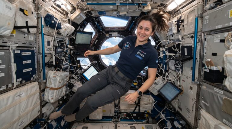 Como os astronautas lidam com as roupas sujas no espaço sem usar máquina de lavar