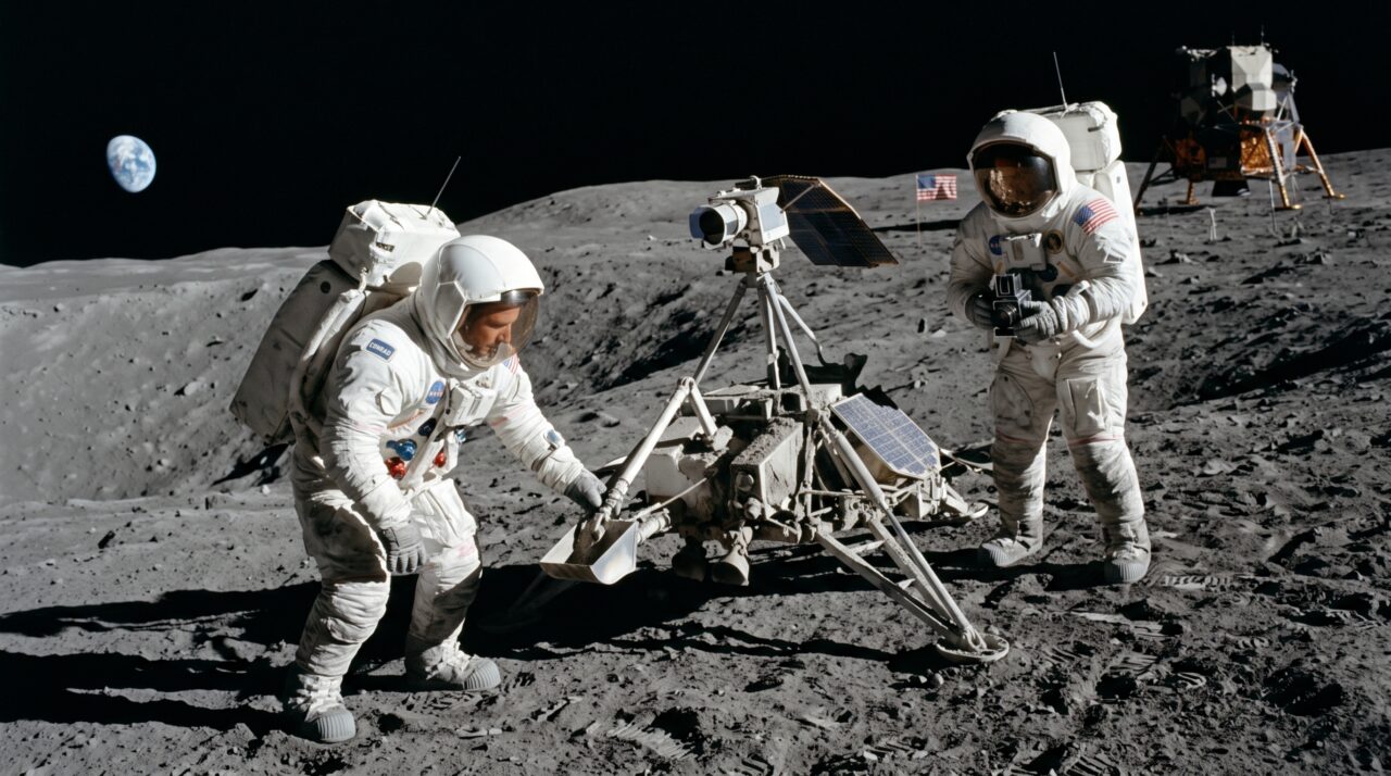 Em 1967, a sonda Surveyor 3 da NASA pousou na Lua e ficou inativa; dois anos e meio depois, a Apollo 12 aterrissou a apenas 600 pés de distância, permitindo que dois astronautas caminhassem até ela, a fotografassem e removessem sua câmera para trazê-la de volta à Terra