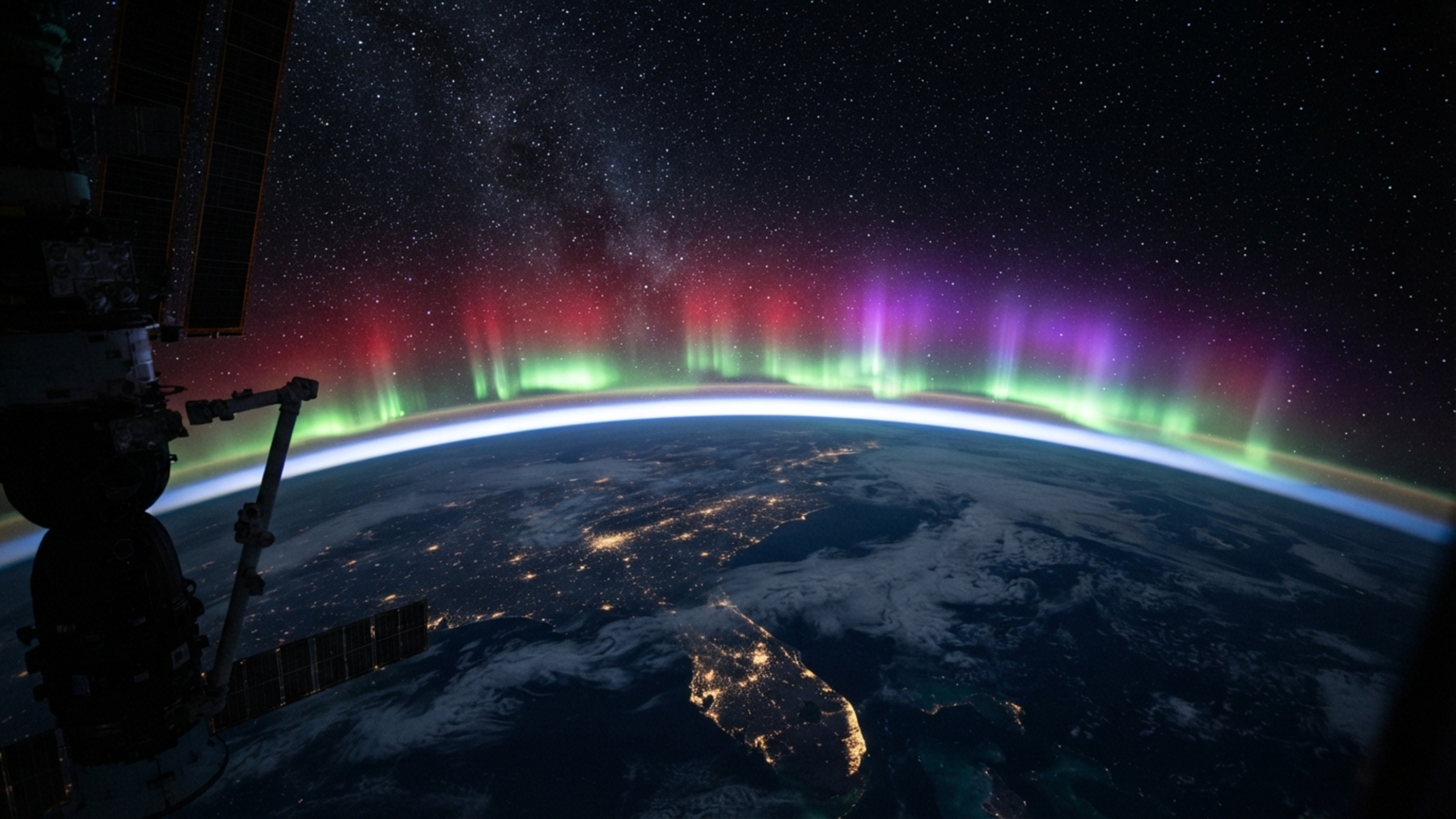 Um brilho roxo apareceu acima da Terra e a astronauta apontou a câmera: aurora mistura cores a 411 km de altitude