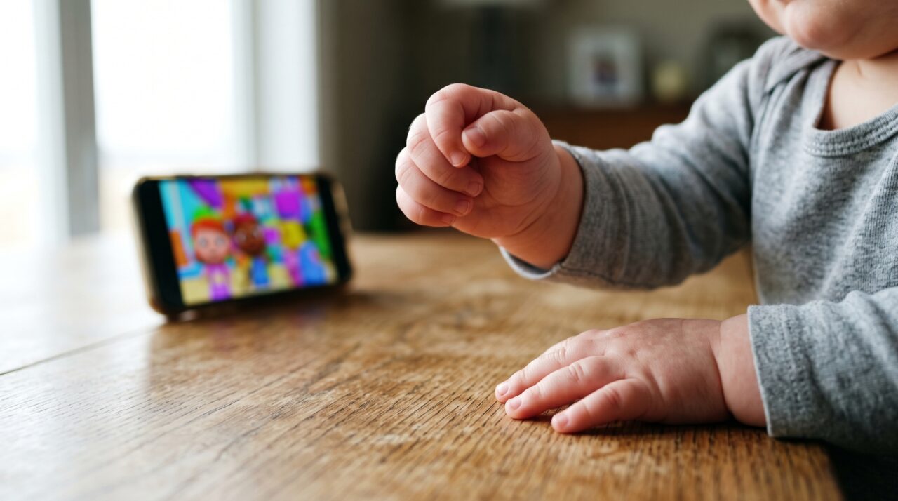Um bebê já percebe quando a batida deveria acontecer: revisão aponta por que acompanhar ritmo pode ser algo especialmente humano