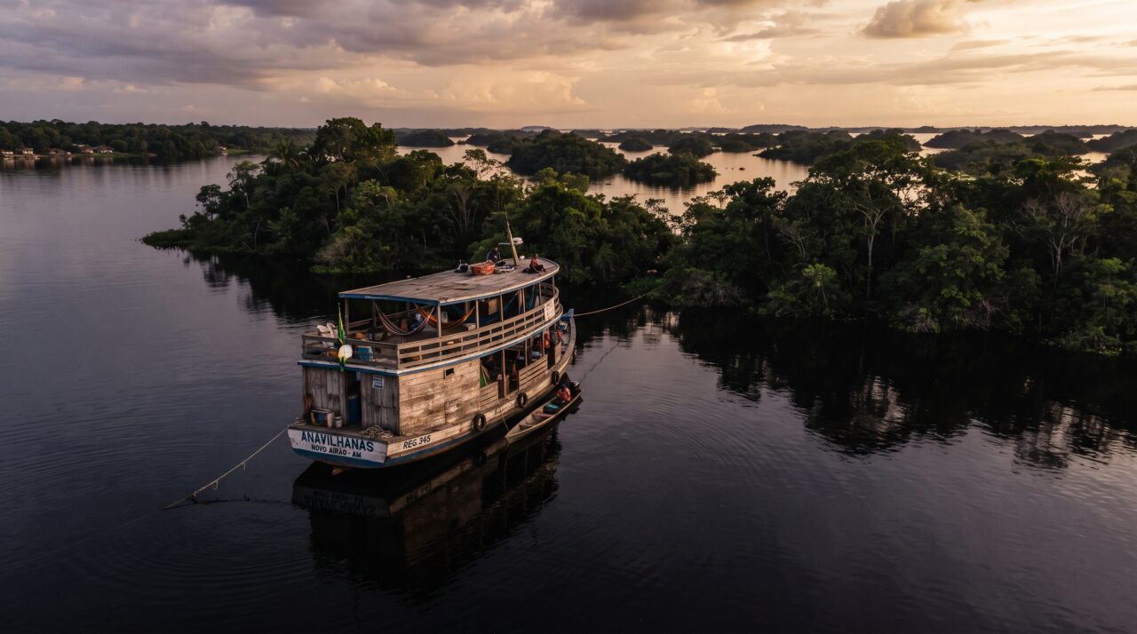A cidade de Novo Airão como base de entrada para o arquipélago de Anavilhanas no Rio Negro