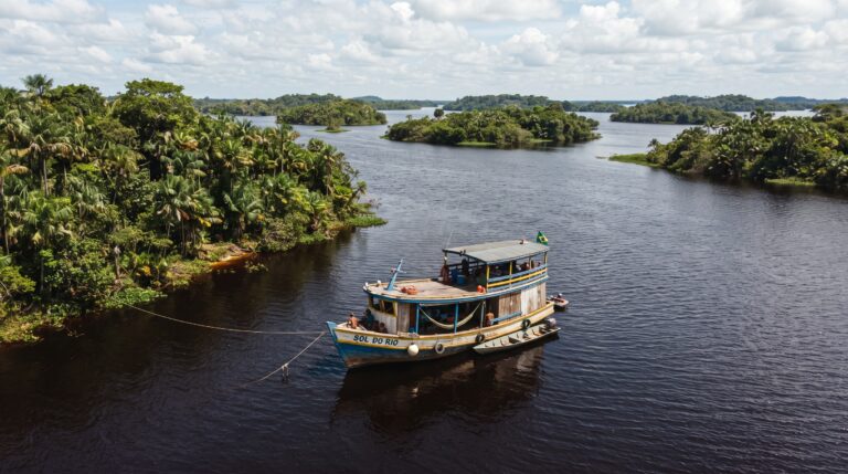 A cidade de Novo Airão como base de entrada para o arquipélago de Anavilhanas no Rio Negro