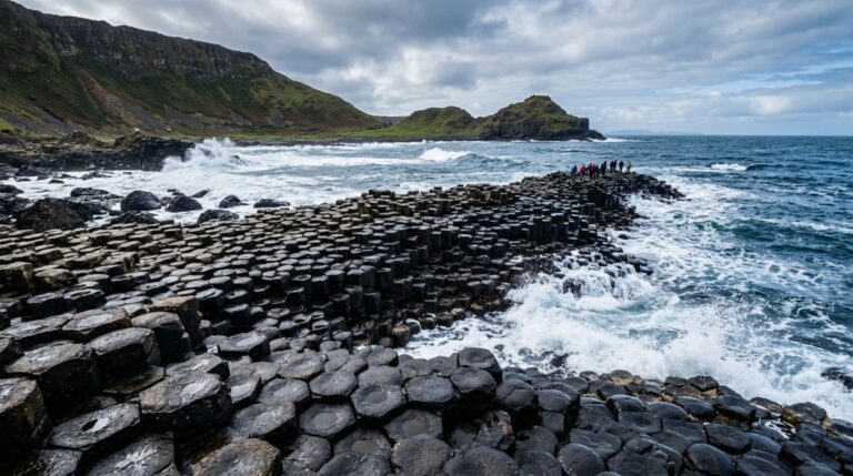 A Giant's Causeway reúne cerca de 40 mil colunas de basalto formadas pelo resfriamento e pela contração de grandes derrames de lava