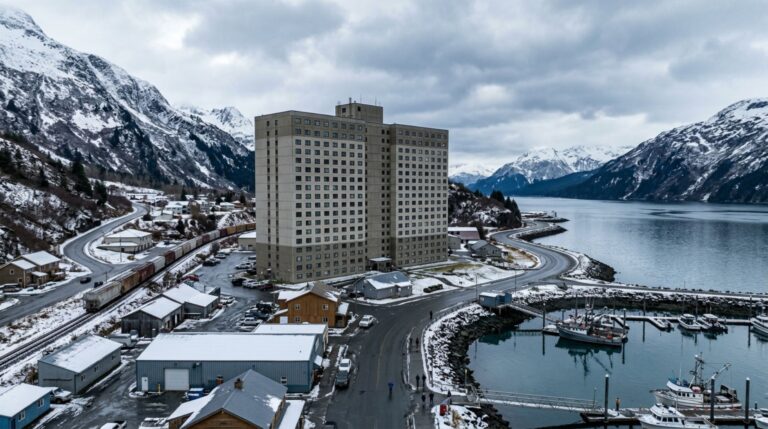 O Begich Towers concentra a maior parte dos moradores de Whittier em um único edifício cercado por montanhas e águas profundas