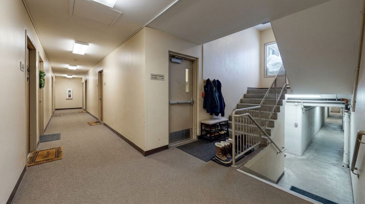 Em Whittier, a conexão subterrânea entre o Begich Towers e a escola ajuda os moradores a enfrentar o clima rigoroso com menos exposição ao ambiente externo