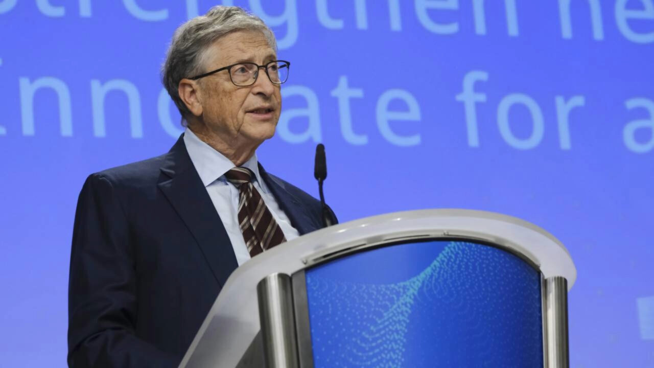 Bill Gates faz alerta sobre IA e diz que empresas não podem se regular sozinhas
