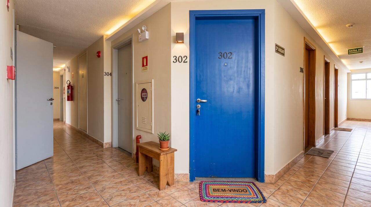 Multa por pintar a porta de entrada do apartamento sem autorização.