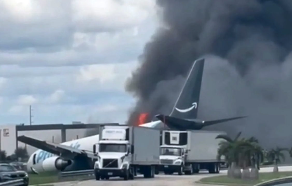 Avião de carga da Amazon sai da pista e fica em chamas em Miami