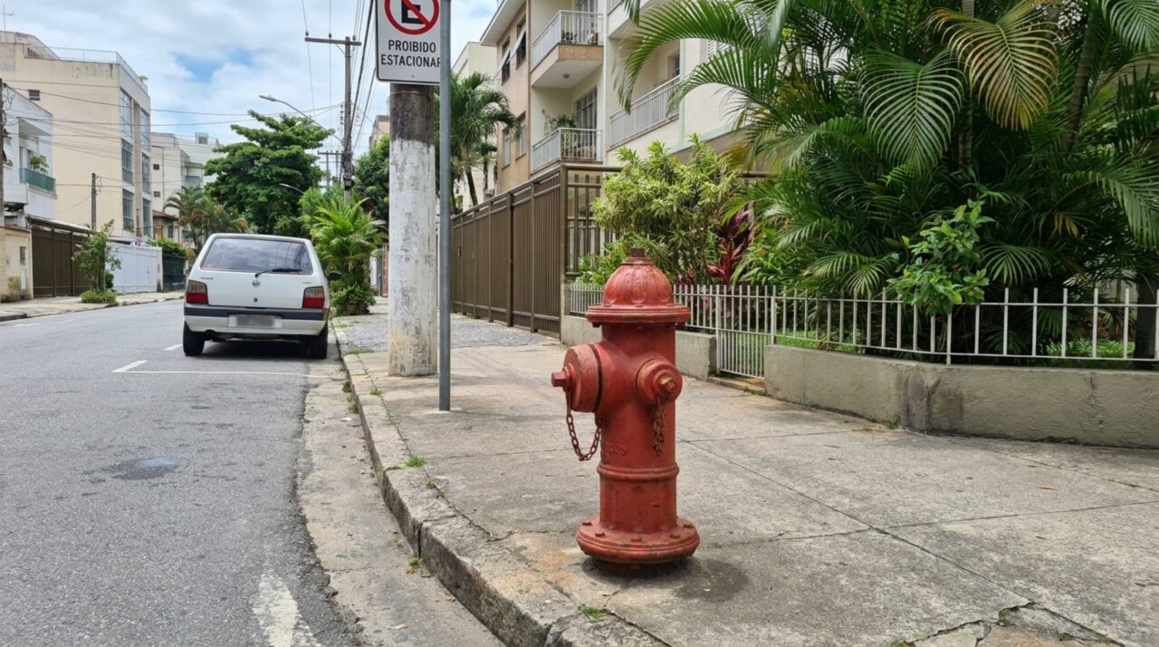 Morador estaciona junto ao hidrante porque a rua está sem vagas e pode ser multado mesmo sem nenhuma emergência acontecendo