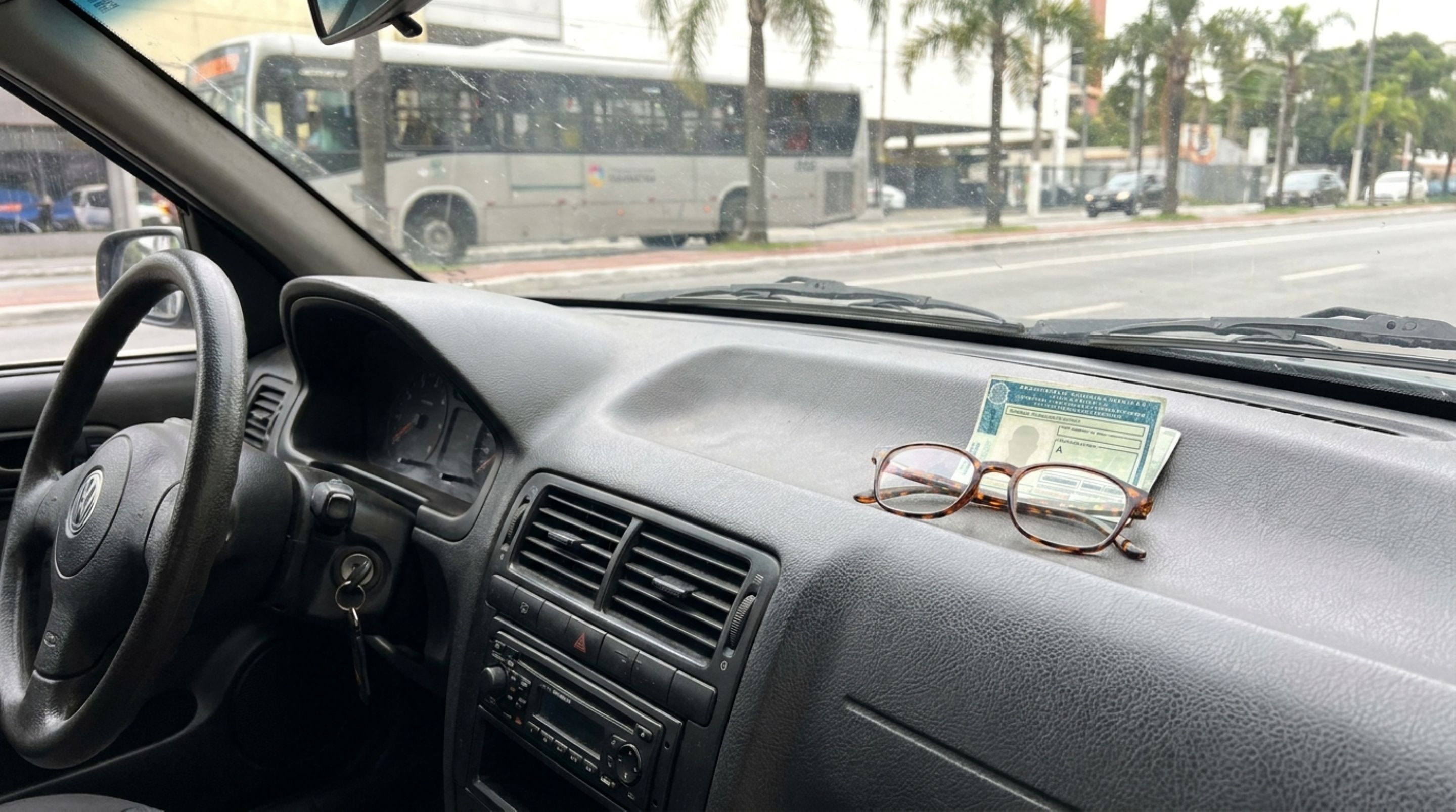 Todos os motoristas que usam óculos precisam observar esta informação impressa na CNH