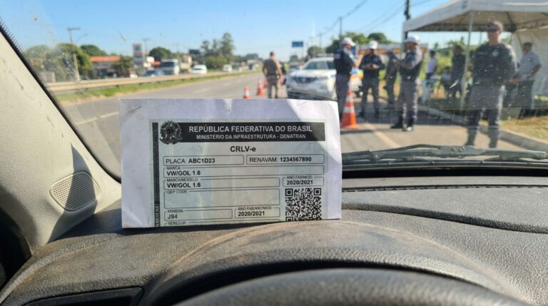 Motorista imprime o CRLV em casa e é parado na estrada, fiscalização explica quando a versão em papel continua válida