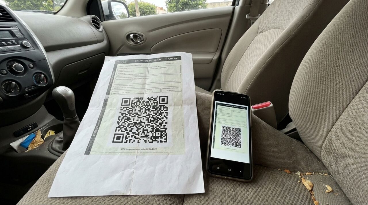 Motorista imprime o CRLV em casa e é parado na estrada, fiscalização explica quando a versão em papel continua válida
