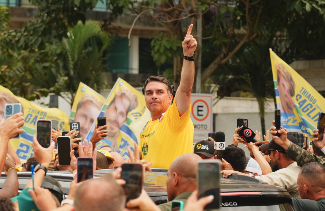 “Quem vota em Lula vota em Moraes”, diz Flávio