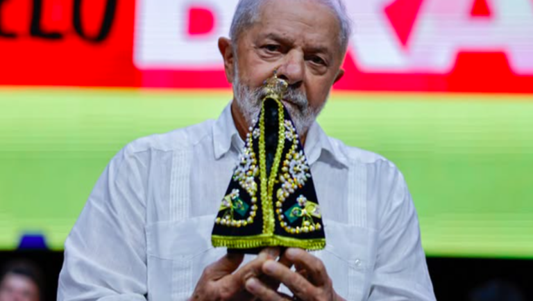 Lula com imagem de Nossa Senhora