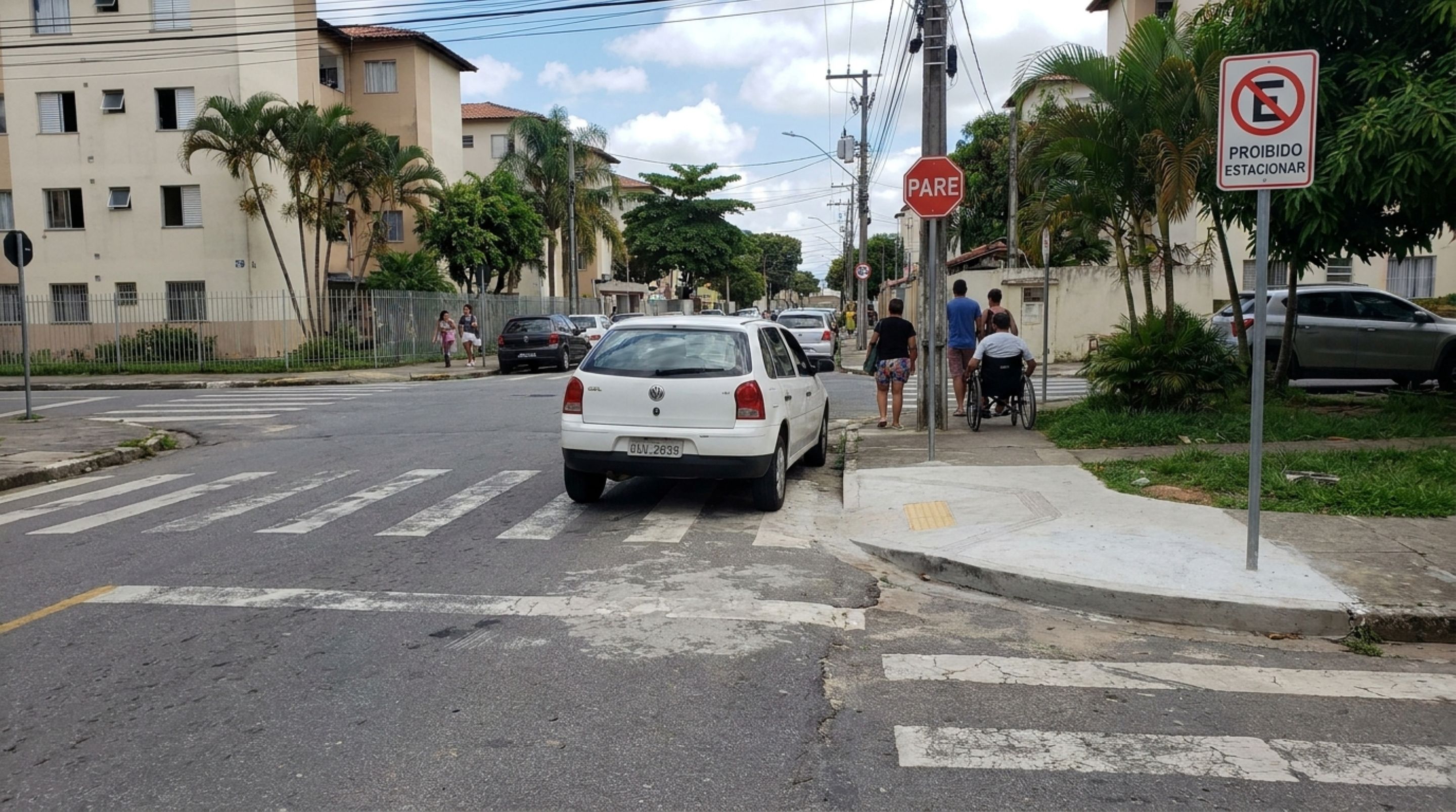 Morador estaciona parcialmente sobre a faixa para deixar passagem aos carros e descobre quem tem prioridade naquele espaço