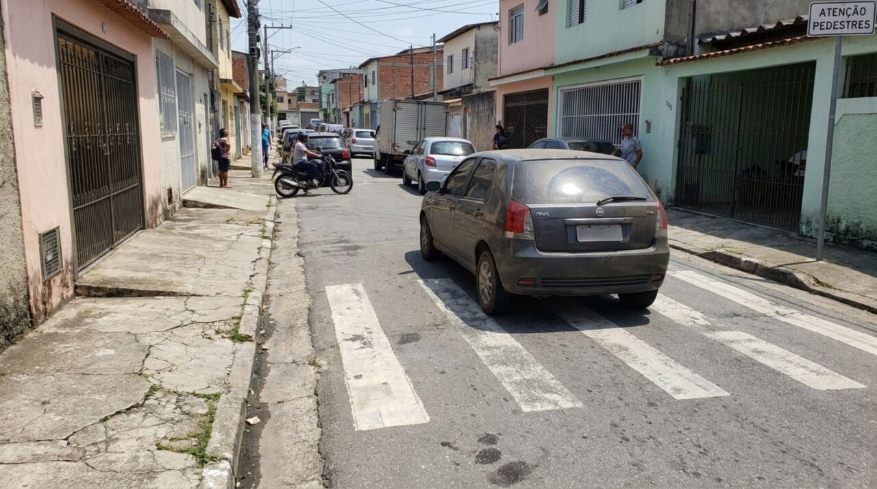 Morador estaciona parcialmente sobre a faixa para deixar passagem aos carros e descobre quem tem prioridade naquele espaço