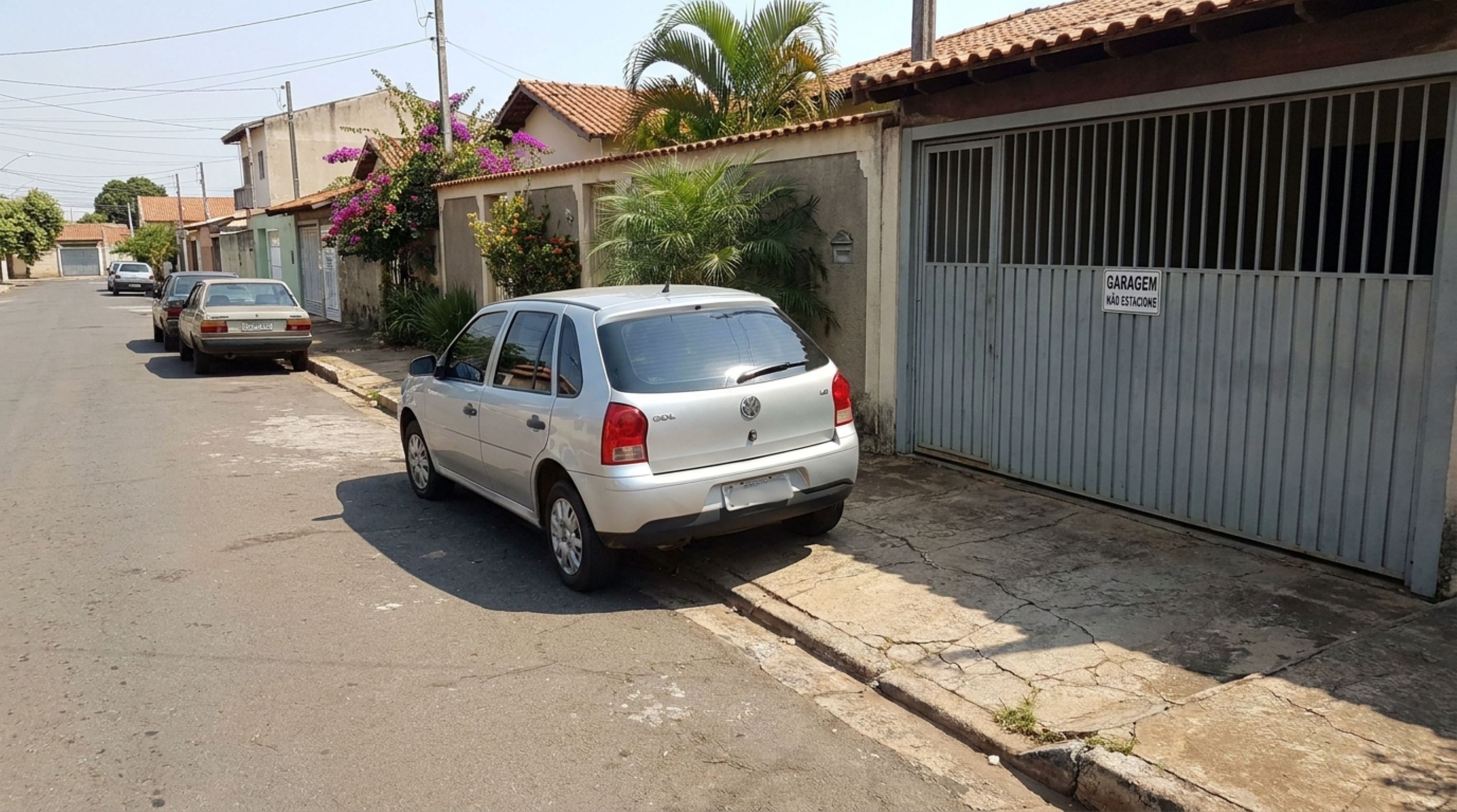 Motorista ocupa a entrada de outra garagem porque o portão parece não ser usado e pode ter o veículo removido