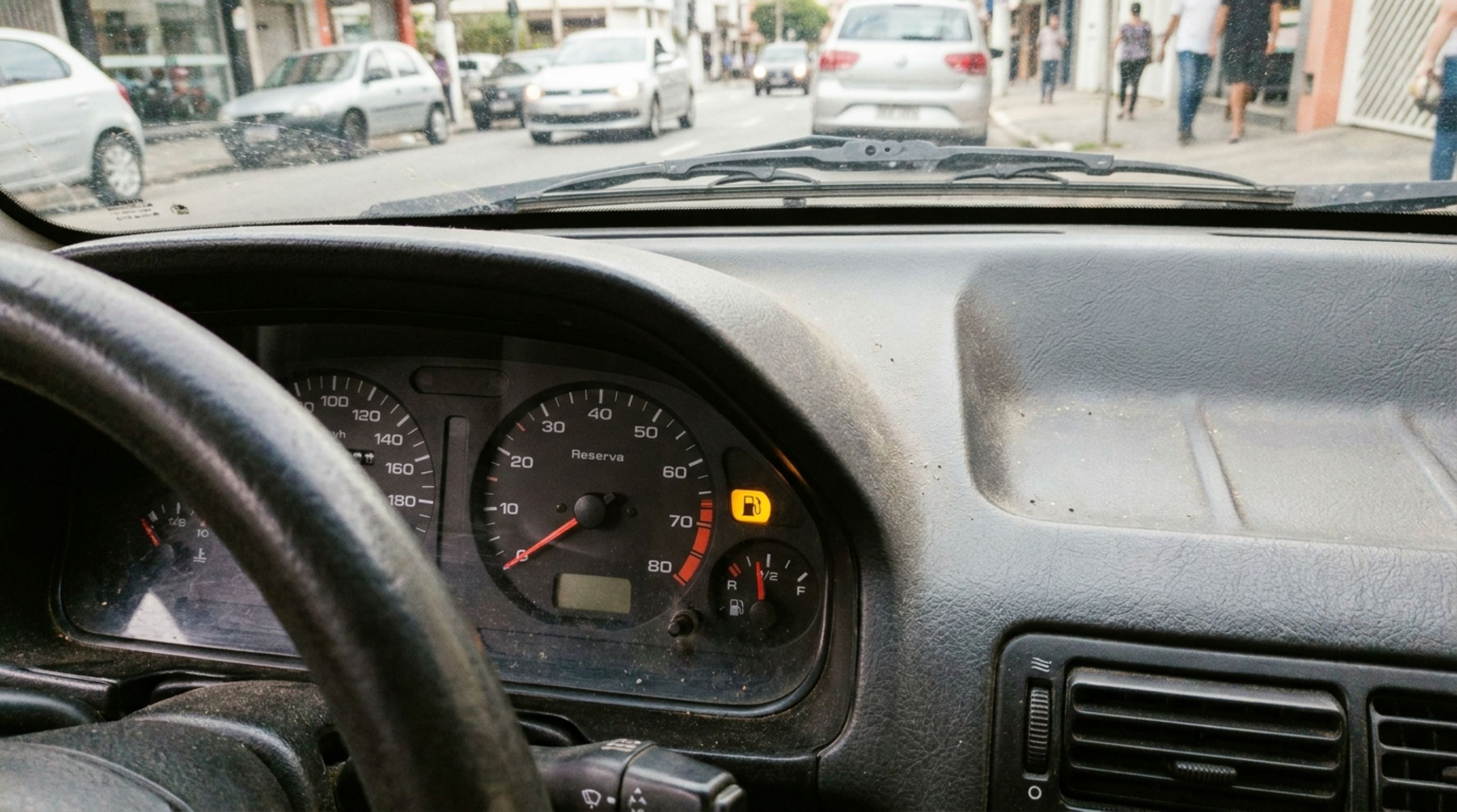Motorista fica sem combustível na estrada, encosta no acostamento e descobre que a pane seca também pode render multa
