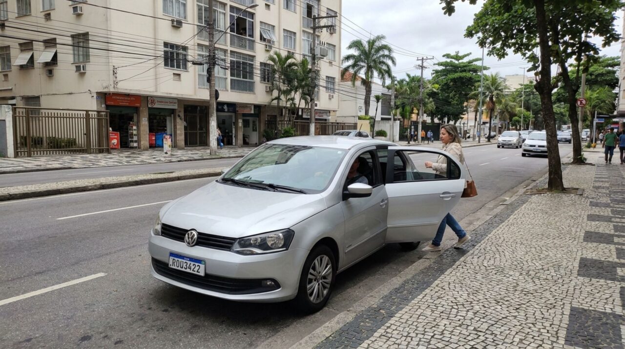 Motorista para em fila dupla só para passageiro descer rapidamente e pode acabar multado mesmo ficando poucos minutos no local